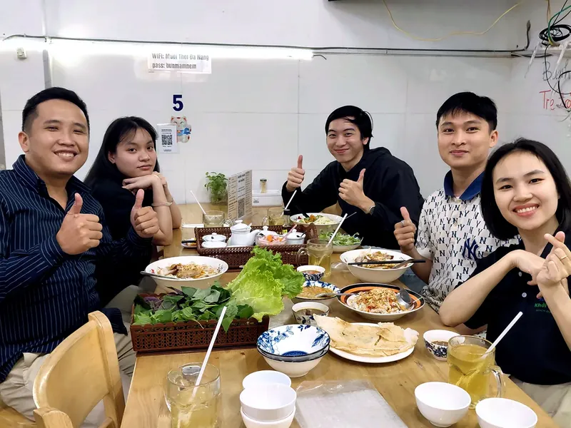 Đội Tài Chính Khởi Nghiệp cười nói bên bữa cơm chung sau giờ làm